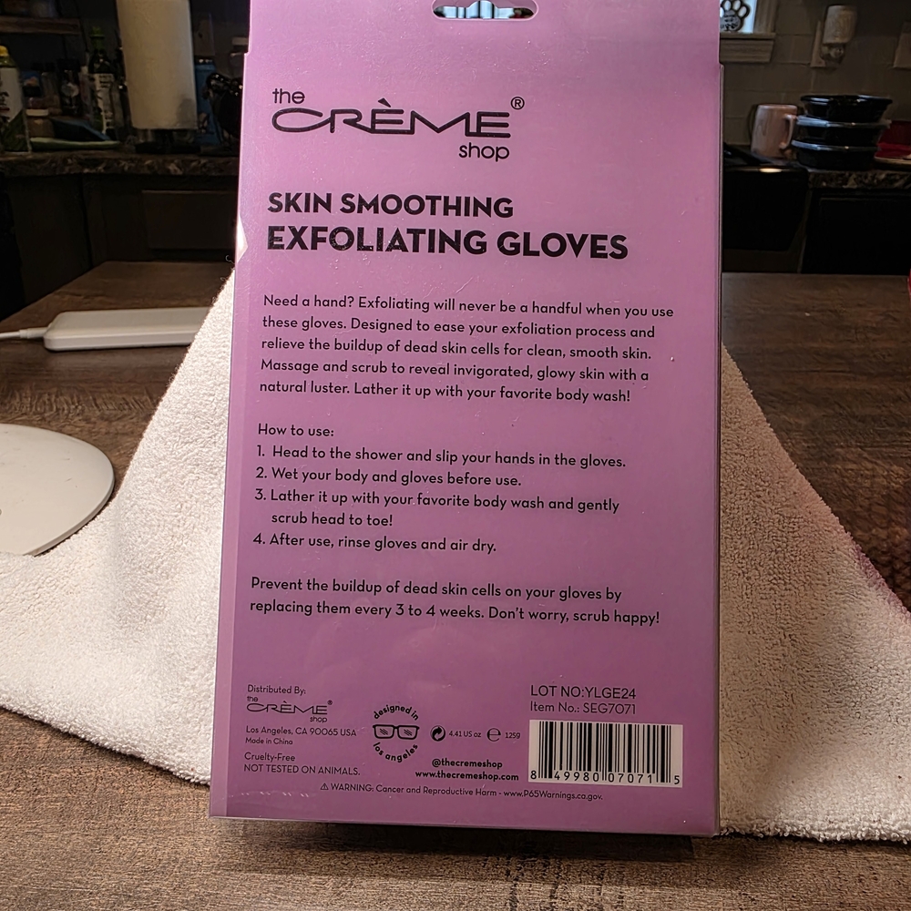 The Crème Shop Pink Exfoliating Gloves - Picture 2 of 3